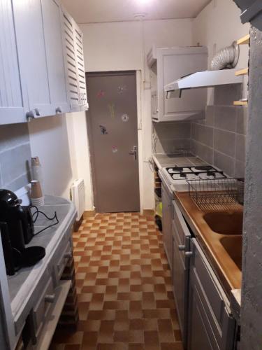 Η κουζίνα ή μικρή κουζίνα στο Maison chaleureuse avec cheminée des coudrais