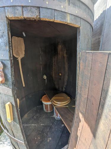 - une salle de bains avec toilettes en bois dans l'établissement Gite camping à la ferme, à Saint-Thurien