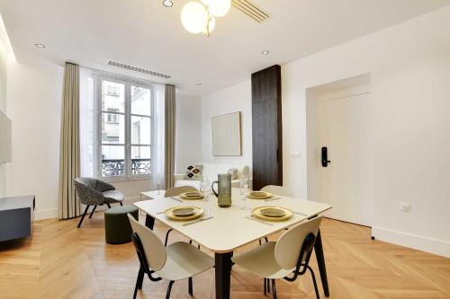 un salon blanc avec une table et des chaises dans l'établissement Luxury apartment 1BR 4P - Opera, à Paris