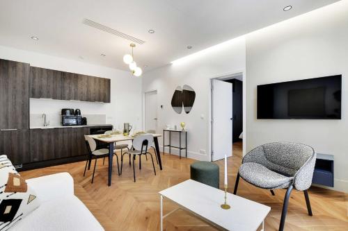 un salon avec une table et des chaises dans l'établissement Luxury apartment 1BR 4P - Opera, à Paris