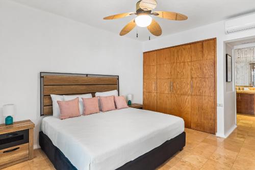 ヌエボ・バジャルタにあるNitta Condo #203のベッドと天井扇風機のある寝室
