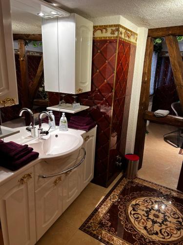 a bathroom with a sink and a shower at Ferienwohnung - Braustübchen Schlitz in Schlitz