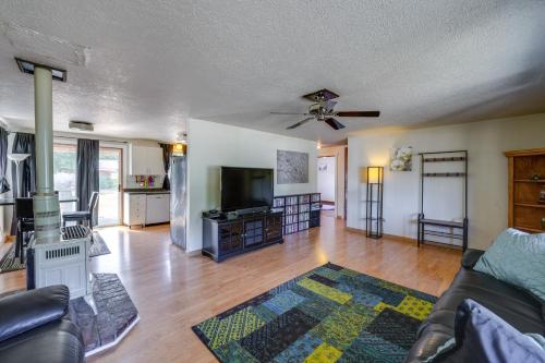 Μια τηλεόραση ή/και κέντρο ψυχαγωγίας στο Darrington Rental with Private Yard and Mountain Views