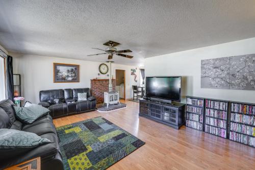 Μια τηλεόραση ή/και κέντρο ψυχαγωγίας στο Darrington Rental with Private Yard and Mountain Views