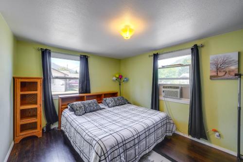Ένα ή περισσότερα κρεβάτια σε δωμάτιο στο Darrington Rental with Private Yard and Mountain Views