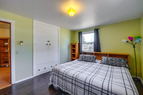 Ένα ή περισσότερα κρεβάτια σε δωμάτιο στο Darrington Rental with Private Yard and Mountain Views