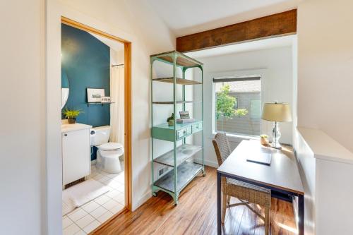 ein Bad mit WC und einen Schreibtisch in einem Zimmer in der Unterkunft Ketchum Townhouse - Walk to River Run Day Lodge! in Ketchum