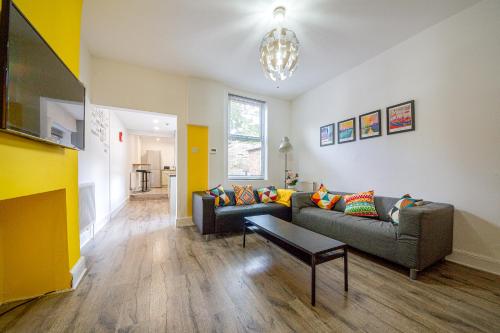 uma sala de estar com um sofá e uma mesa em 6bd Home-Contractors A+ Location em Sheffield