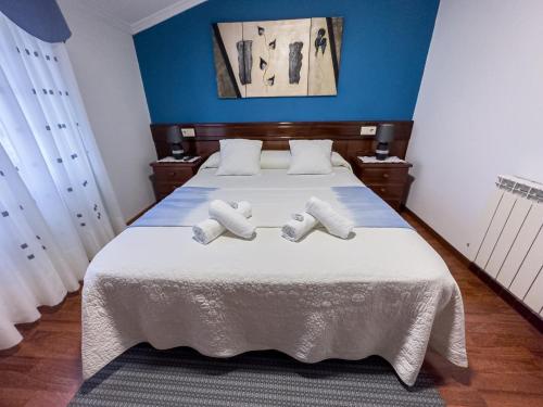 ein Schlafzimmer mit einem Bett mit zwei Handtüchern darauf in der Unterkunft Casa Gonzalo in Arou