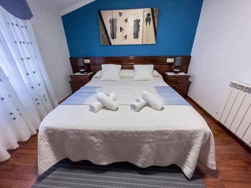 a bedroom with a bed with two towels on it at Casa Gonzalo in Arou