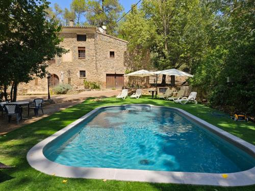 una piscina nel cortile di una casa di Molí dels Aubins a Cornudella de Montsant