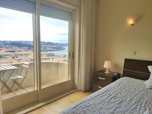 ヴィラ・ノヴァ・デ・ガイアにあるRiver View Flatのベッドルーム1室(ベッド1台、景色を望む窓付)