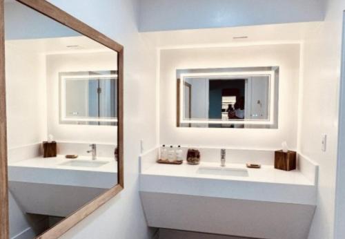 uma casa de banho com 2 lavatórios e um espelho em Ocean Villa Inn em San Diego