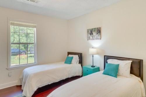 2 bedden in een witte kamer met een raam bij Renovated Louisiana Rental Near Mississippi River 