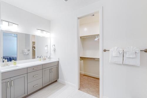 een witte badkamer met een wastafel en een spiegel bij Arena Roja House in Washington