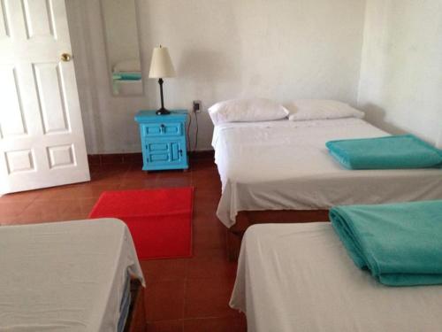 una camera con due letti e un comodino blu di Casa para fines de semana a Cuernavaca