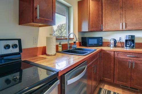 Dapur atau dapur kecil di Modern White Salmon Apartment, Steps From Town