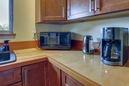 Dapur atau dapur kecil di Modern White Salmon Apartment, Steps From Town