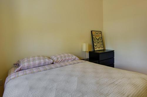 Katil atau katil-katil dalam bilik di Modern White Salmon Apartment, Steps From Town