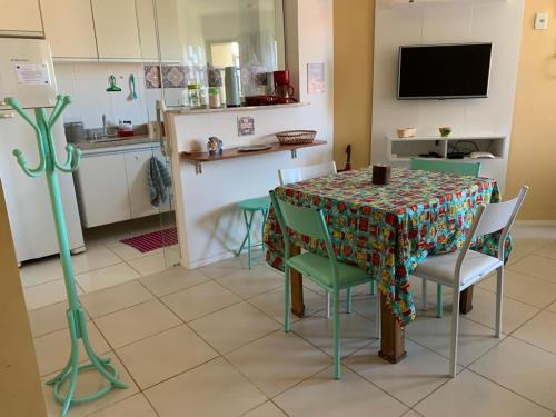 une salle à manger avec une table et des chaises ainsi qu'une cuisine dans l'établissement SAHY - Aldeia dos Reis, Condado - LOFT, à Mangaratiba