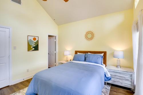 1 dormitorio con 1 cama grande y 2 lámparas en Tranquil Home on Cedar Creek Fish, Kayak and Unwind, en Tool