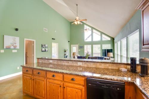 - une cuisine avec un grand comptoir et un grand miroir dans l'établissement Tranquil Home on Cedar Creek Fish, Kayak and Unwind, à Tool