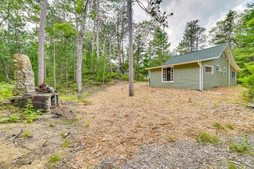 Zahrada ubytování Enchanted Lake Huron Cottage with Beach Access!