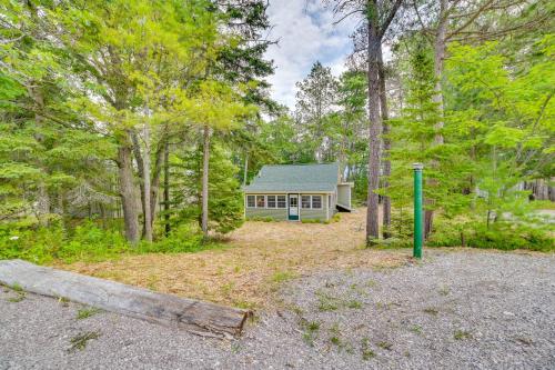 Zahrada ubytování Enchanted Lake Huron Cottage with Beach Access!