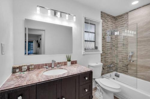 Ένα μπάνιο στο Heated Pool Tropical Backyard 3 Bedrooms, 12 min to the Ocean