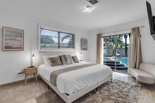 Ένα ή περισσότερα κρεβάτια σε δωμάτιο στο Heated Pool Tropical Backyard 3 Bedrooms, 12 min to the Ocean