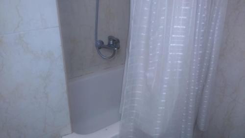 uma casa de banho com uma cortina de chuveiro em Salvatore Room With Breakfast-Tanta City em Tanta
