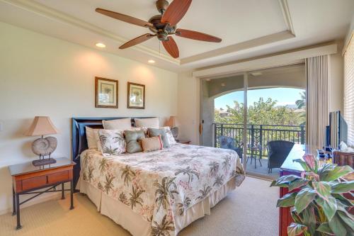 1 dormitorio con 1 cama y ventilador de techo en Luxe Big Island Vacation Rental Along Kohala Coast en Waikoloa