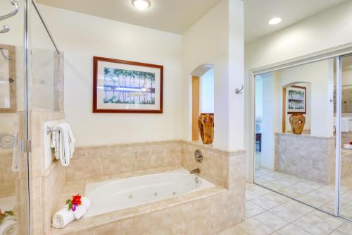 y baño grande con bañera y ducha. en Luxe Big Island Vacation Rental Along Kohala Coast en Waikoloa