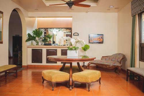 a living room with a table and chairs at Hotel Los Portales in Chinandega