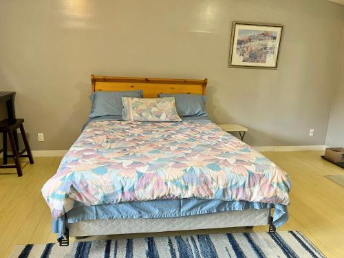 Ένα ή περισσότερα κρεβάτια σε δωμάτιο στο Whole Suite to Yourself at Coquitlam Centre!