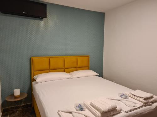ストモレにあるCasa Cristianoのベッドルーム1室(白いシーツとタオル付きのベッド1台付)
