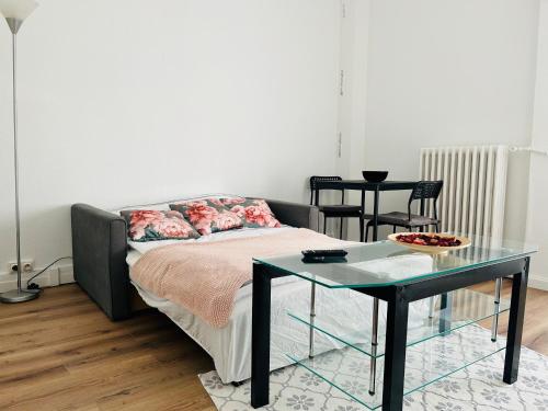 - un salon avec un canapé et une table dans l'établissement Studio cosy proche de Paris, à Choisy-le-Roi