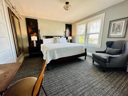 una camera con letto e sedia di Gifford House a Provincetown