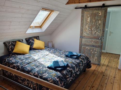 une chambre avec un lit dans une pièce avec une fenêtre dans l'établissement maison de pêcheur, à Tréffiagat