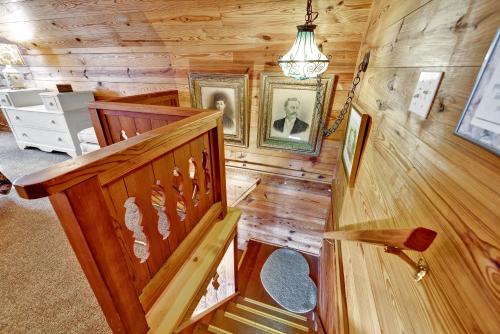 een houten hut met een trap en foto's aan de muur bij Das Liebe Haus- Peaceful-12 mi to Downtown Fred in Fredericksburg