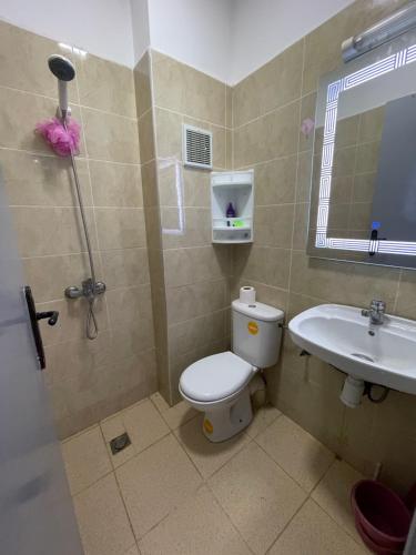a bathroom with a toilet and a sink at Location appartement Alhoceima in Al Hoceïma