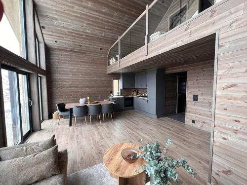 een woonkamer met een tafel en een keuken bij Rindabotn Fjelltun in Sogndal