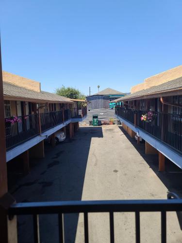 a view of a courtyard of a building at Nights Inn Motel in Oakland