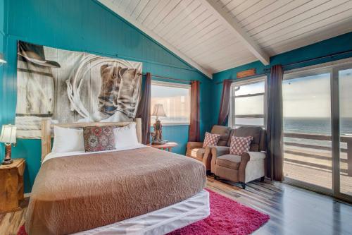 ein Schlafzimmer mit einem Bett, einem Sofa und einem Stuhl in der Unterkunft Moolack Shores Inn in Newport