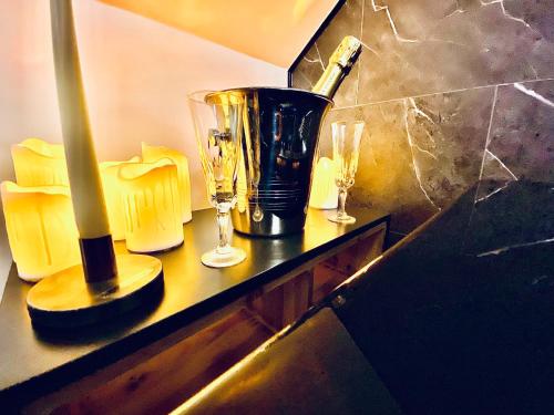 a counter with a blender and two glasses on it at Saphir Spa - Sauna Balnéo Chromothérapie Massage in Amiens