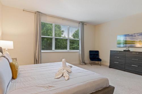 Postel nebo postele na pokoji v ubytování 3 bedrooms pool home Hidden Forest Resort Amenities