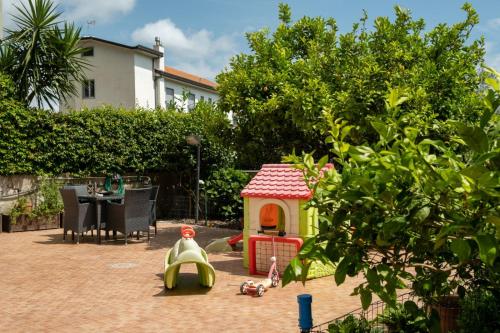 Area giochi per bambini di Casa Vacanze Salerno LA RONDINE