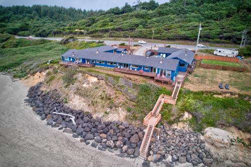 a model train on a track near the beach at Moolack Shores Inn in Newport