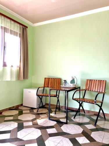 a room with two chairs and a table and a window at VaLiVa Sanahin Guest House in Sanain