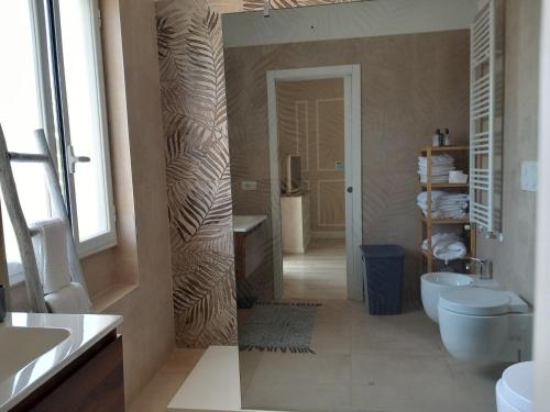 uma casa de banho com um WC, um lavatório e um espelho. em Aparthotel Masseria Villa Marchesi em Taranto